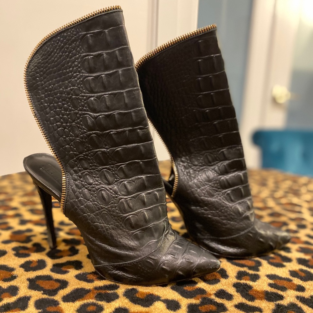 I am Jennifer Le - Caiman Boots/Booties